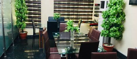 Frokost, lunsj og middag serveres, lokale og internasjonale retter