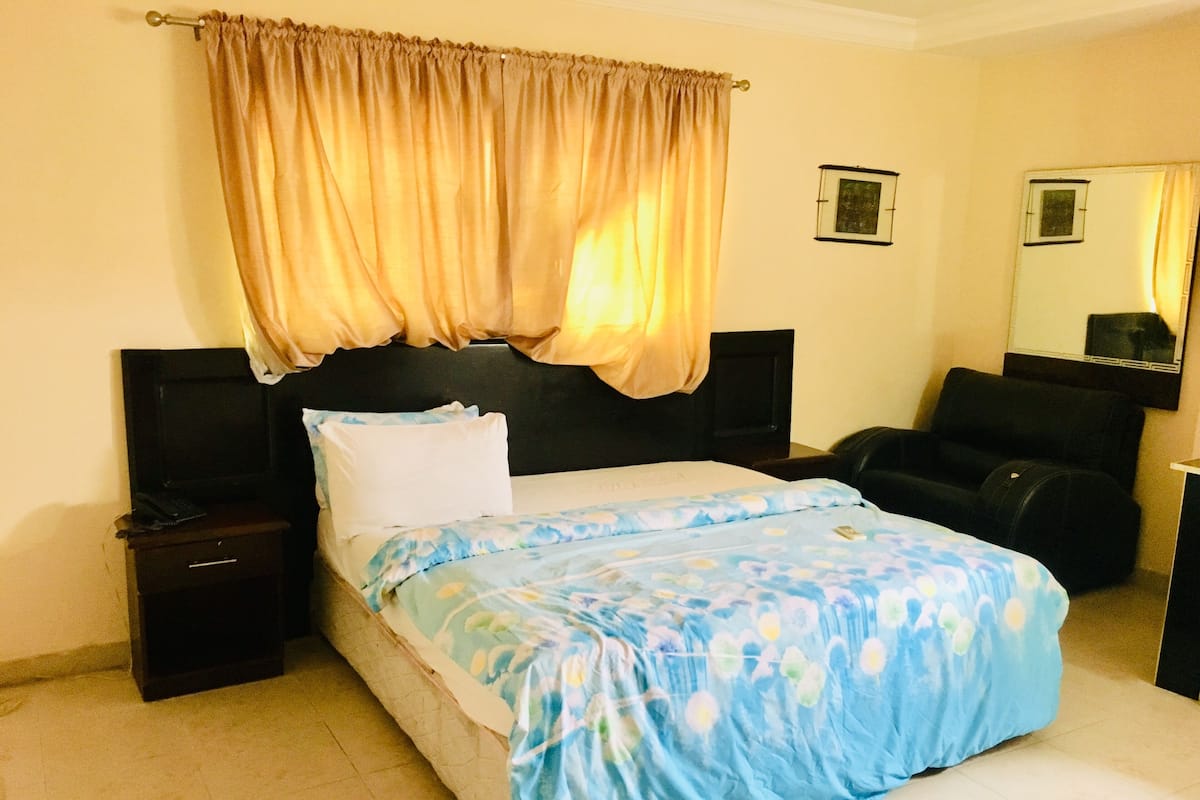 Deluxe Room | Bathroom | Shower, rainfall showerhead, towels