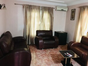 Deluxe Room | Television - Hymax Grace Hotel and Suites (Lekki)