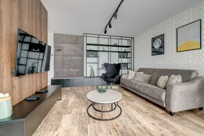 Suite – deluxe, 1 soverom, balkong (4 adults) | Oppholdsrom | En 42-tommers Flatskjerm-TV med kabel-kanaler samt TV