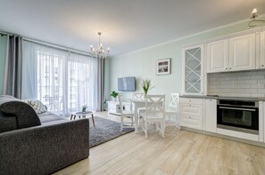 Apartamento, 1 quarto, sacada (4 Adults) | Área de estar | TV de tela plana 42 polegadas com canais a cabo, TV