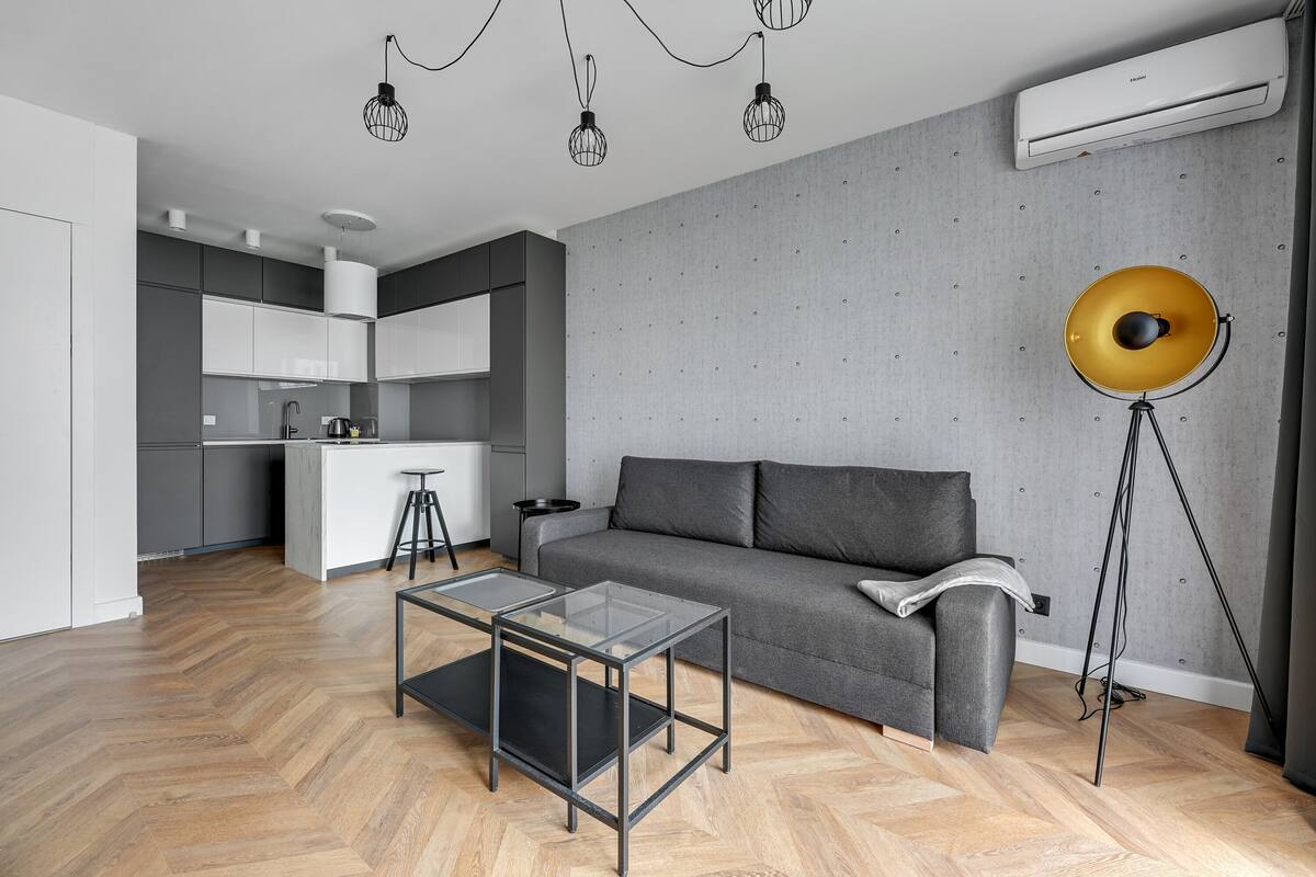 Suite monolocale Deluxe (4 adults) | Soggiorno | TV a schermo piatto 42 pollici con canali via cavo, TV