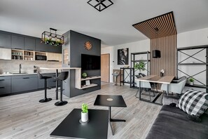 Leilighet – premium, balkong (6 adults) | Allergitestet sengetøy, individuelt dekorert og individuelt innredet