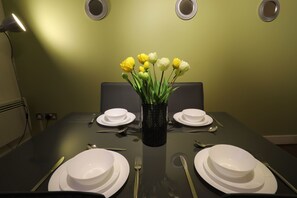 شقة بريميير - غرفتا نوم | تناول الطعام داخل الغرفة