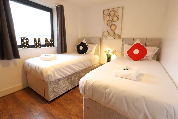 شقة بريميير - غرفتا نوم | 2 عدّة غرف نوم وبديكورات فريدة لكل غرفة وطراز فريد لكل وحدة