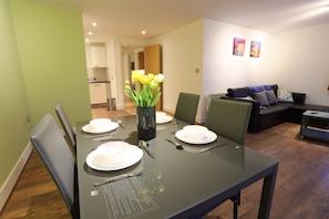 Premier Apartment, 2 Bedrooms | In-room dining