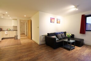 شقة بريميير - غرفتا نوم | غرفة المعيشة