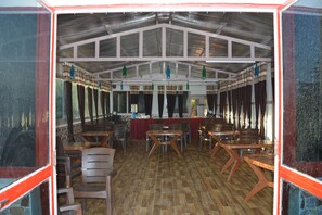 Frokost og middag serveres, indiske retter