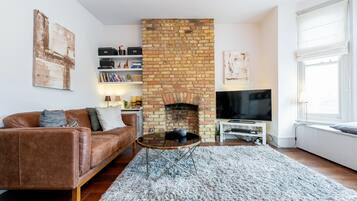 Apartamento, 2 quartos | Área de estar | TV de tela plana