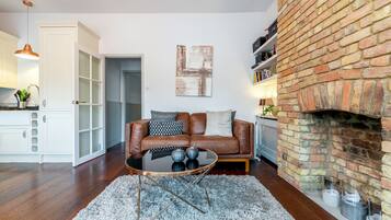 Apartamento, 2 quartos | Área de estar | TV de tela plana