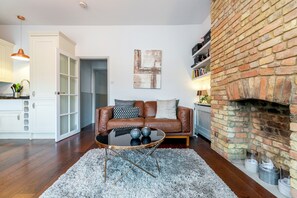 Apartamento, 2 quartos | Área de estar | TV de tela plana