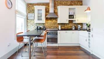 Apartamento, 2 quartos | Cozinha privada | Geladeira grande, micro-ondas, fogão, cooktop