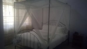 Escritorio, wifi gratis y ropa de cama