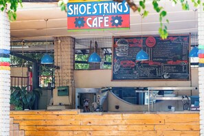 Se sirven desayunos, comidas, cenas y cocina local e internacional 