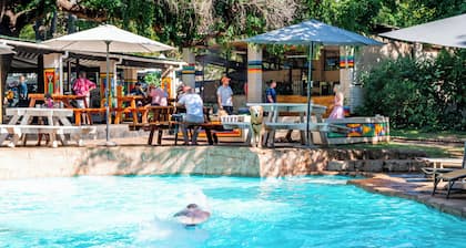 Shoestrings Backpackers & Bar