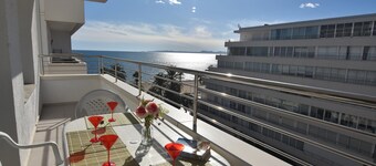 Frontline Beach Apartment in Roses, Costa Brava! 2 Bedrooms, Pool, Free Wi-Fi. Book now!