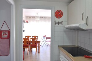 Fridge, microwave, oven, coffee/tea maker