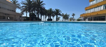 Frontline Beach Apartment in Roses, Costa Brava! 2 Bedrooms, Pool, Free Wi-Fi. Book now!