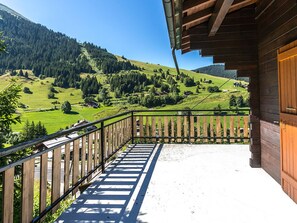 Property grounds - Independent chalet near slopes, 3 bedrooms, WIFI, parking, great exposure (La Clusaz)