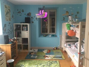5 habitaciones, tabla de planchar con plancha y internet 
