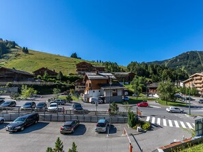 Third-party on-site parking - 2-Bedroom Duplex near Ski Slopes, Central Village, Parking, Balcony, La Clusaz (La Clusaz)