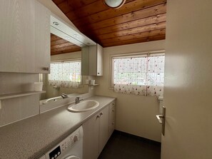 Bathroom - 2-Bedroom Duplex near Ski Slopes, Central Village, Parking, Balcony, La Clusaz (La Clusaz)