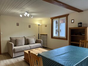 Interior - Charming 2-Bedroom Apartment, Village Center, Ski Nearby, Wifi Included (La Clusaz)
