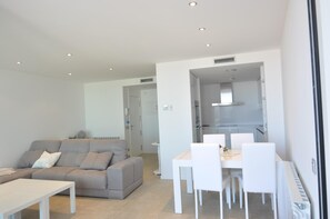 TV - Luxury Apartment on the Beach in Roses, Costa Brava! 2 Bedrooms, Sea Views, Free Wi-Fi. Book now! (Roses)