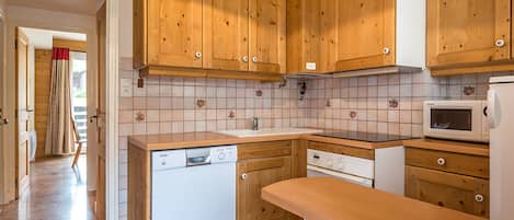 Een koelkast, een magnetron, een oven, een vaatwasser