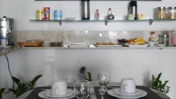 Café da manhã completo grátis todos os dias