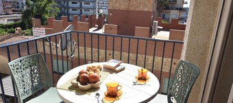 Cozy Studio 300m from the Beach in Roses, Costa Brava! Capacity for 3 People, Terrace, TV. Book now!