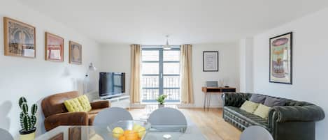 Apartment, 2 Bedrooms | In-room dining