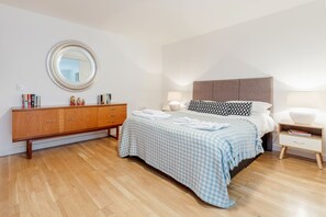 Apartment, 2 Bedrooms | Room amenity