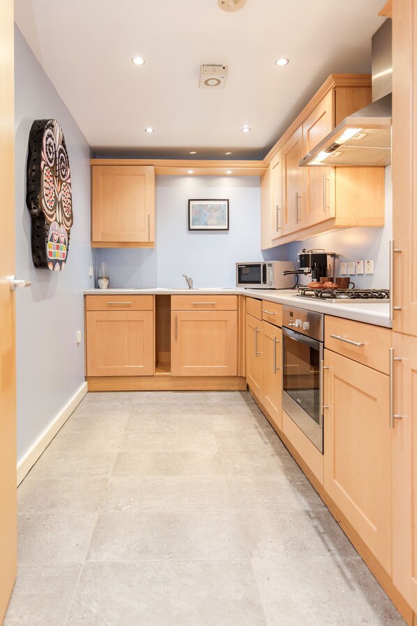 Apartment, 2 Bedrooms | Private kitchen