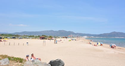 Vacation rental in Empuriabrava, Costa Brava: Charming villa next to La Rubina beach, perfect for families of up to 6 people.