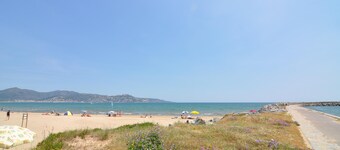 Vacation rental in Empuriabrava, Costa Brava: Charming villa next to La Rubina beach, perfect for families of up to 6 people.