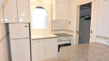 Een koelkast, een magnetron, een oven, een vaatwasser