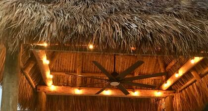 Casa Nautica @ KCB / totalmente renovado / NUEVO Tiki Hut / 37. 5 FT Dockage & Cabana Club