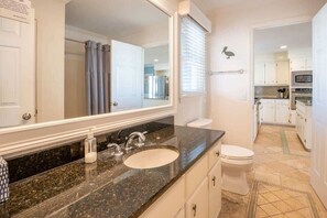 Badewanne, Haartrockner, Handtücher