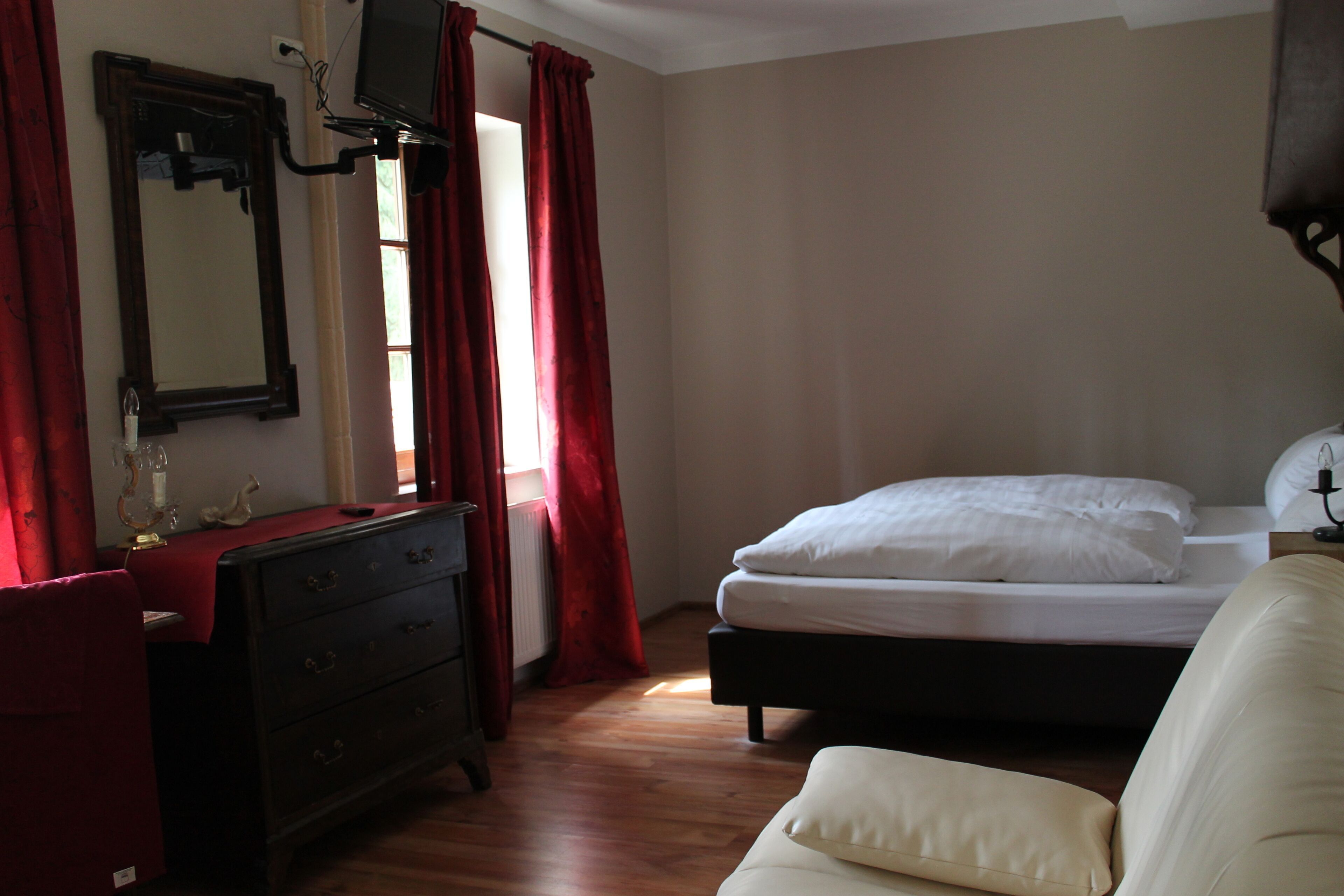 Escritorio, cortinas blackout y tabla de planchar con plancha 