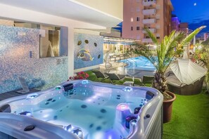 Kolam renang outdoor, dengan kursi berjemur