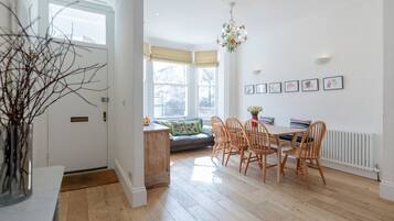 Casa, 3 quartos | Opções para refeição no quarto