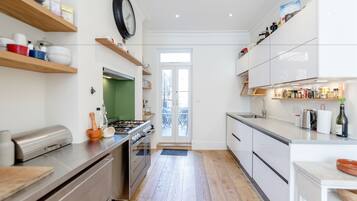 Casa, 3 quartos | Cozinha privada | Geladeira grande, micro-ondas, fogão, cooktop