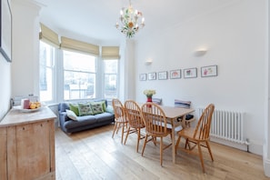 House, 3 Bedrooms | In-room dining