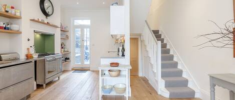 House, 3 Bedrooms | Private kitchen | Full-size fridge, microwave, oven, stovetop