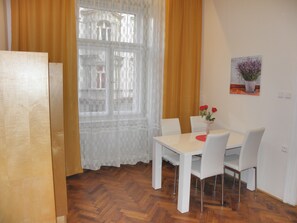 Apartamento premium, 1 quarto, vista para a cidade | Opções para refeição no quarto