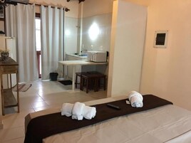 1 quarto, cofres nos quartos, escrivaninha, cortinas blackout