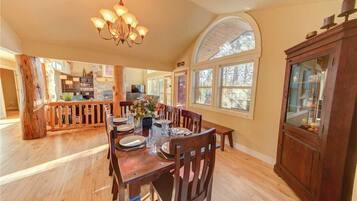 Deluxe House, 4 Bedrooms, Balcony, River View | In-room dining