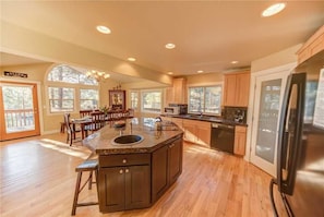 Deluxe House, 4 Bedrooms, Balcony, River View | Private kitchen | Fridge, microwave, oven, stovetop - Beaver Drive 16539 (Bend)