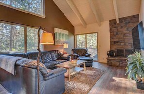 콘도, 침대(여러 개), 온수 욕조 | 거실 | 평면 TV, 벽난로, MP3 도킹 스테이션